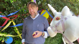<i>SNL</i>'s Second Chance Theater features Jason Sudeikis, Mike O'Brien, unicorns with pink eye